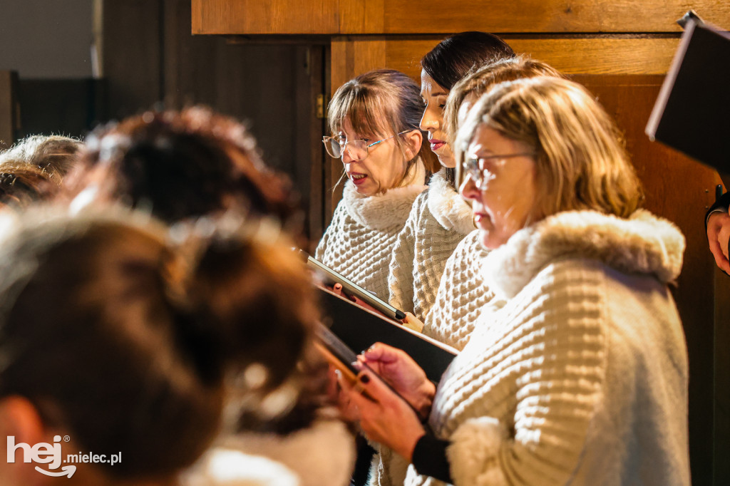 Chór AKORD na Mszy Świętej w parafii pw. MBNP