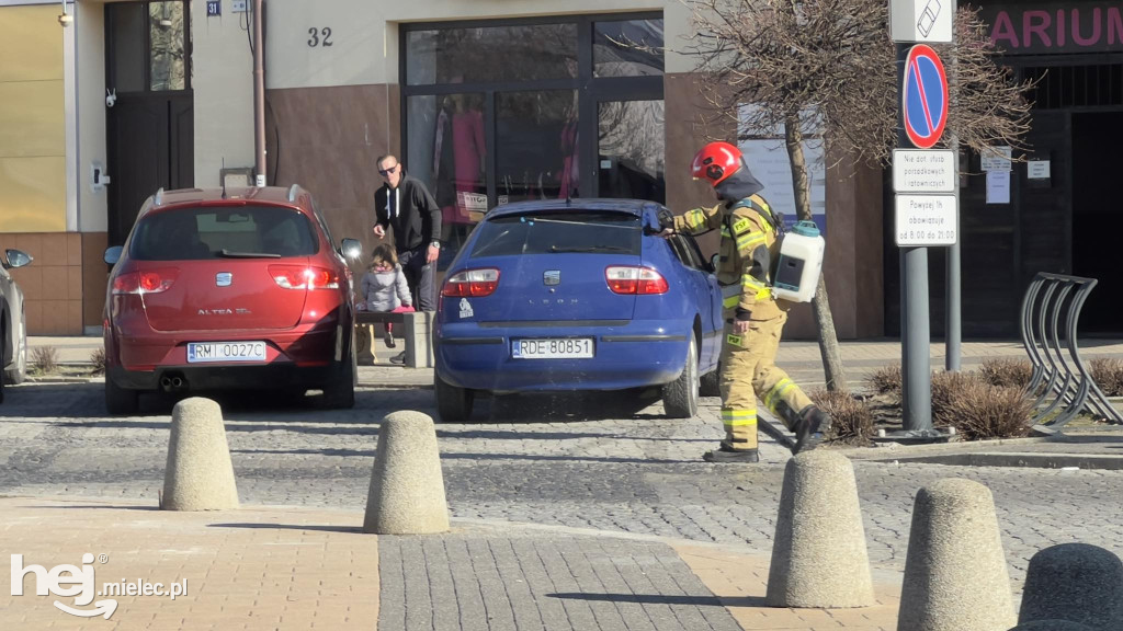 Substancja ropopochodna na ulicach starówki