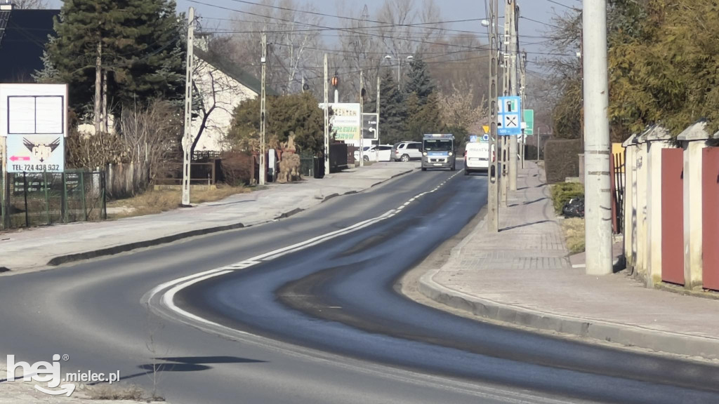 Substancja ropopochodna na ulicach starówki