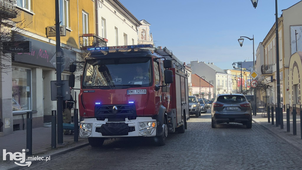 Substancja ropopochodna na ulicach starówki