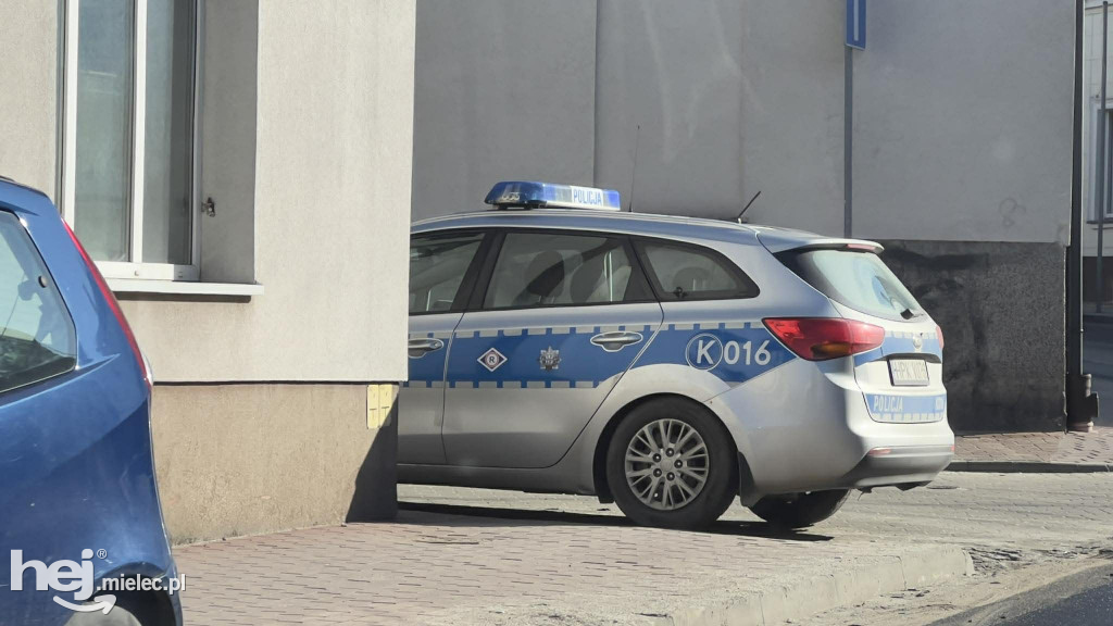 Substancja ropopochodna na ulicach starówki