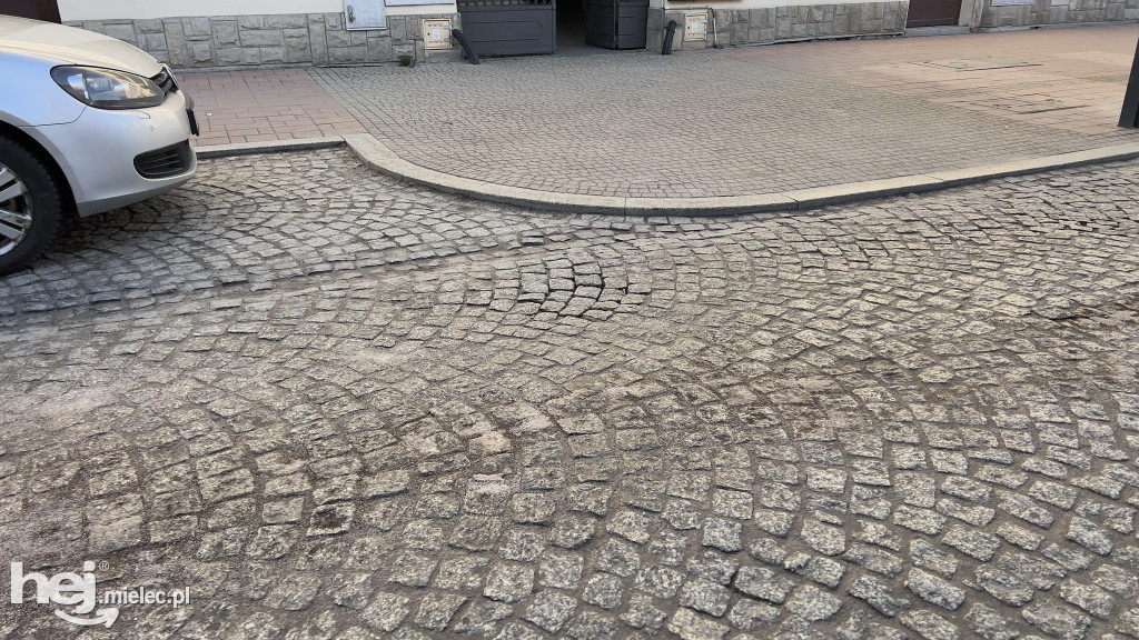 Substancja ropopochodna na ulicach starówki