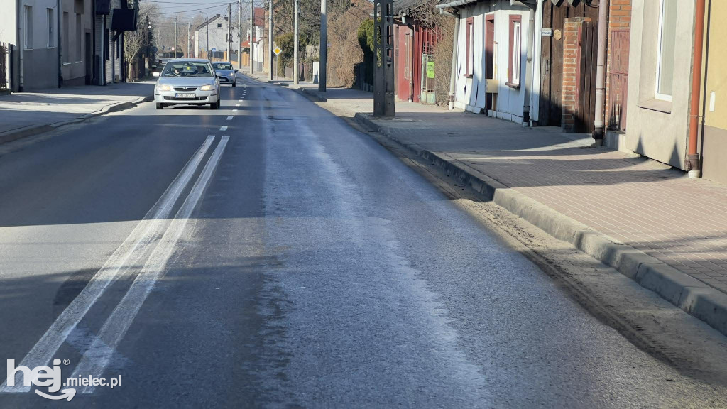 Substancja ropopochodna na ulicach starówki