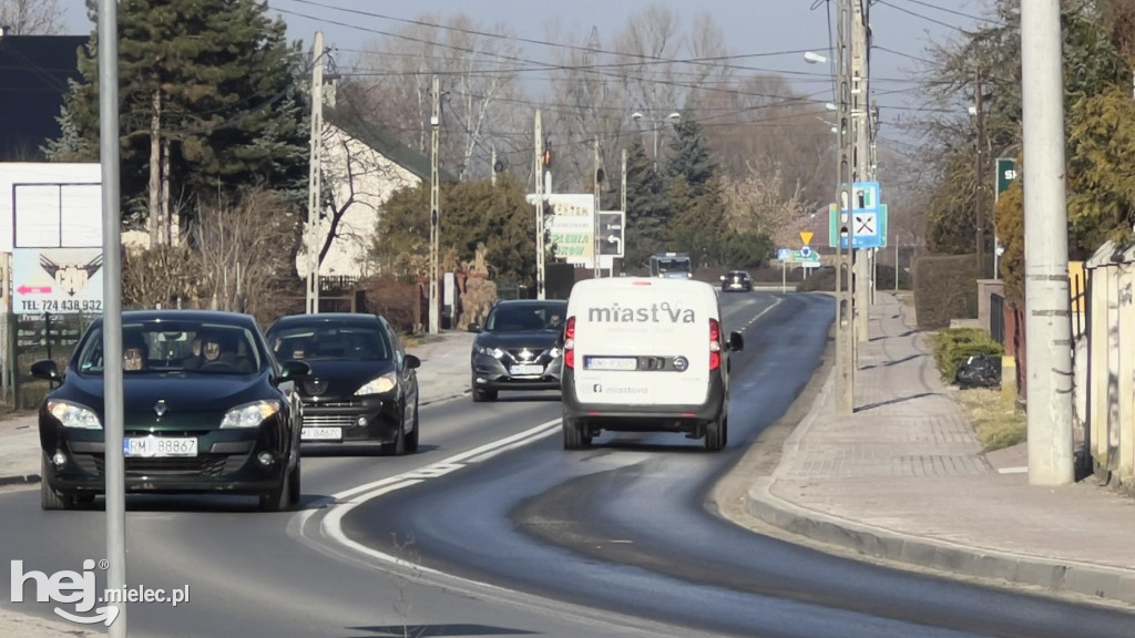 Substancja ropopochodna na ulicach starówki