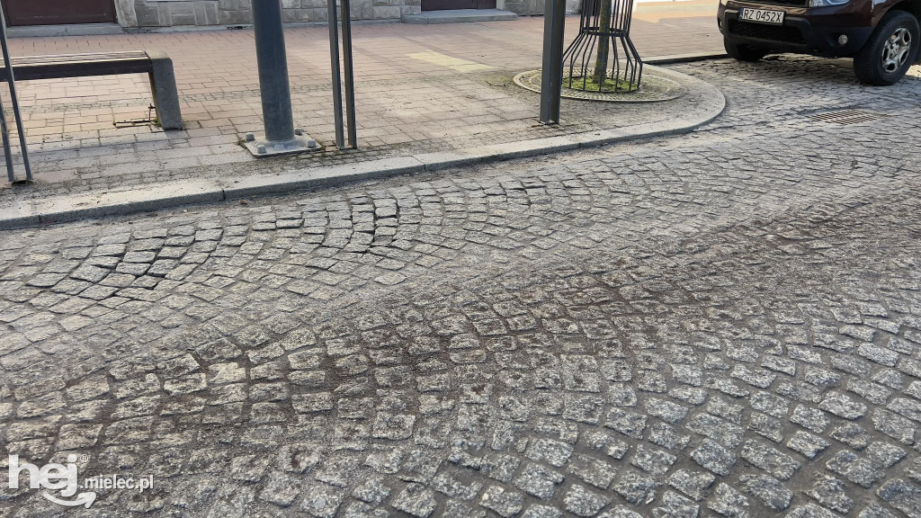 Substancja ropopochodna na ulicach starówki