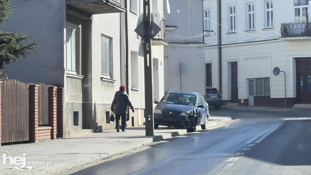 Substancja ropopochodna na ulicach starówki