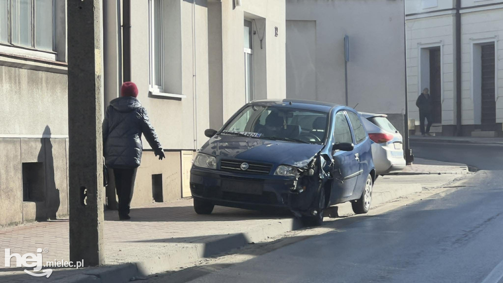 Substancja ropopochodna na ulicach starówki