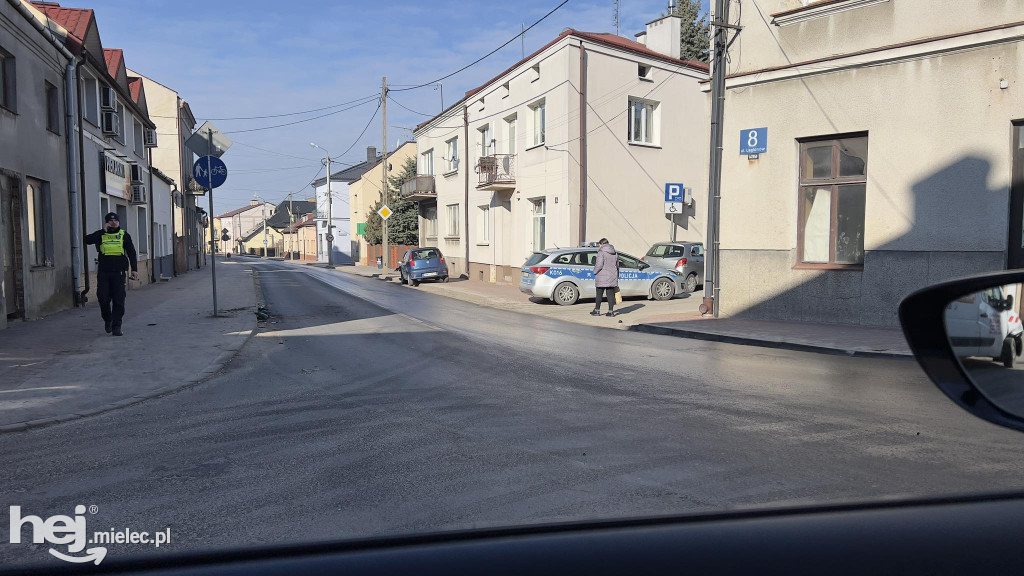 Substancja ropopochodna na ulicach starówki