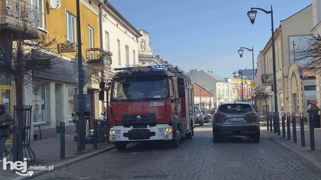 Substancja ropopochodna na ulicach starówki