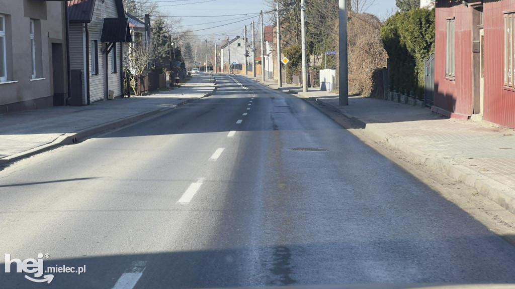 Substancja ropopochodna na ulicach starówki