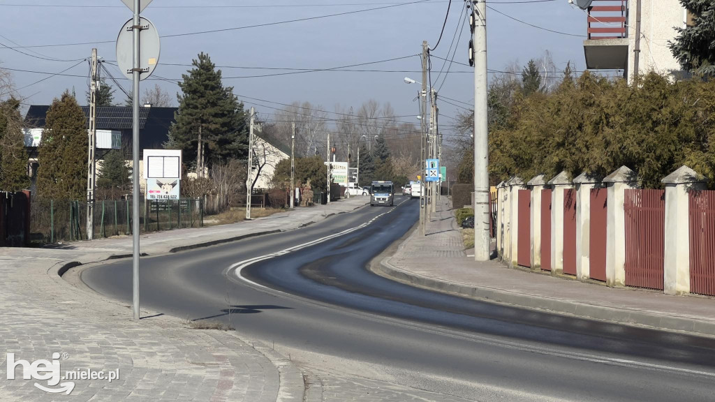 Substancja ropopochodna na ulicach starówki