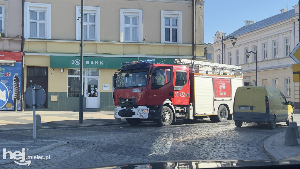 Substancja ropopochodna na ulicach starówki