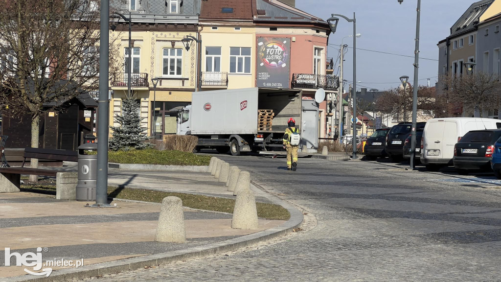 Substancja ropopochodna na ulicach starówki