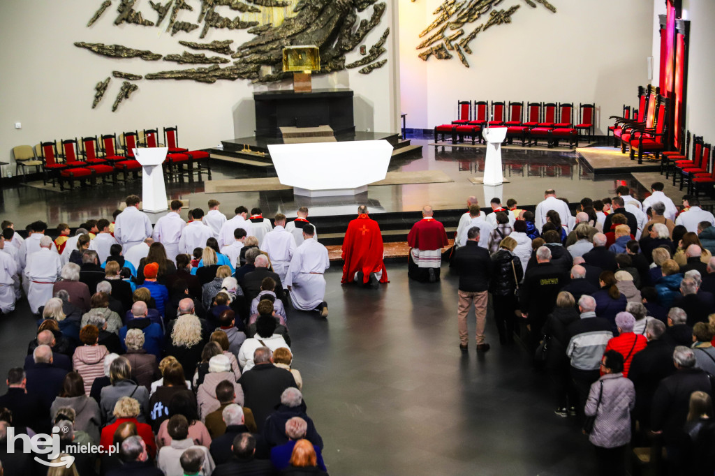 Wielki Piątek w parafii Ducha Świętego w Mielcu