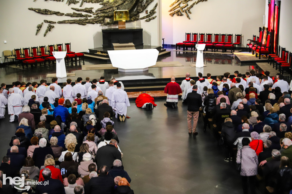 Wielki Piątek w parafii Ducha Świętego w Mielcu