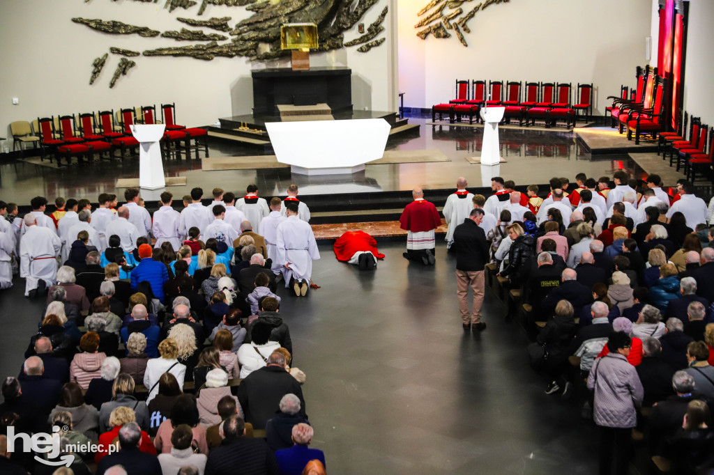 Wielki Piątek w parafii Ducha Świętego w Mielcu