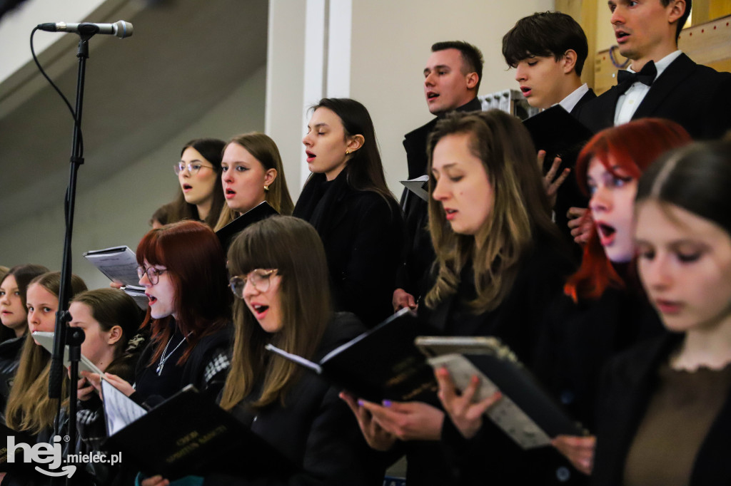 Wielki Piątek w parafii Ducha Świętego w Mielcu
