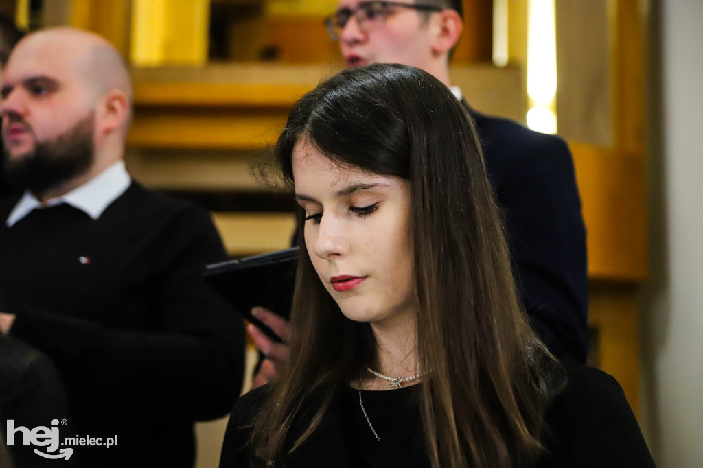 Wielki Piątek w parafii Ducha Świętego w Mielcu