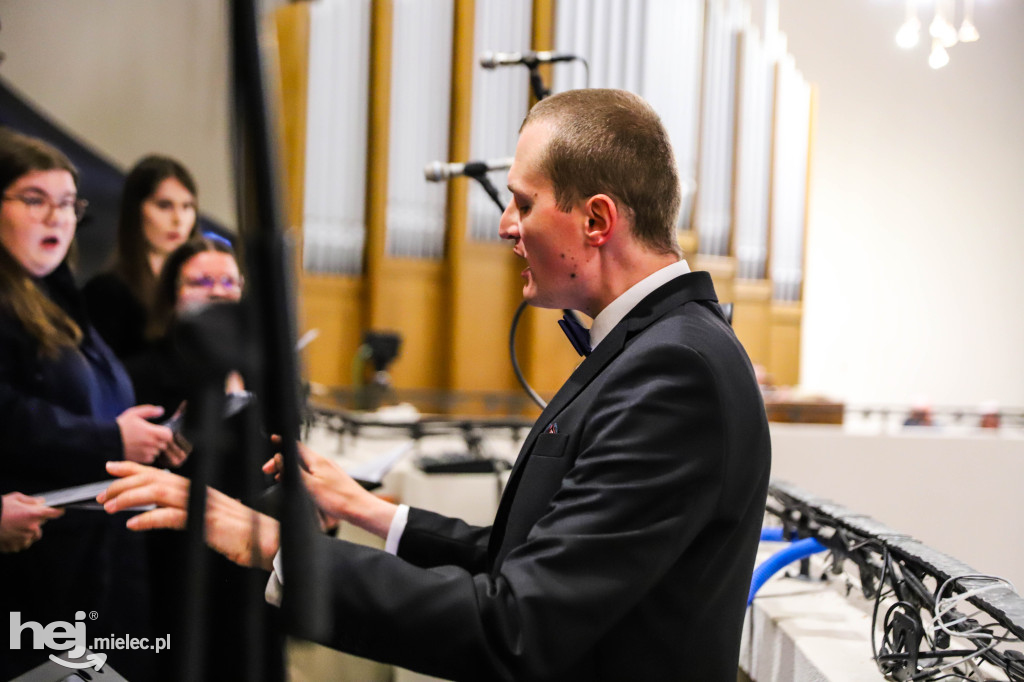 Wielki Piątek w parafii Ducha Świętego w Mielcu