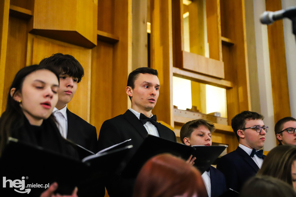 Wielki Piątek w parafii Ducha Świętego w Mielcu