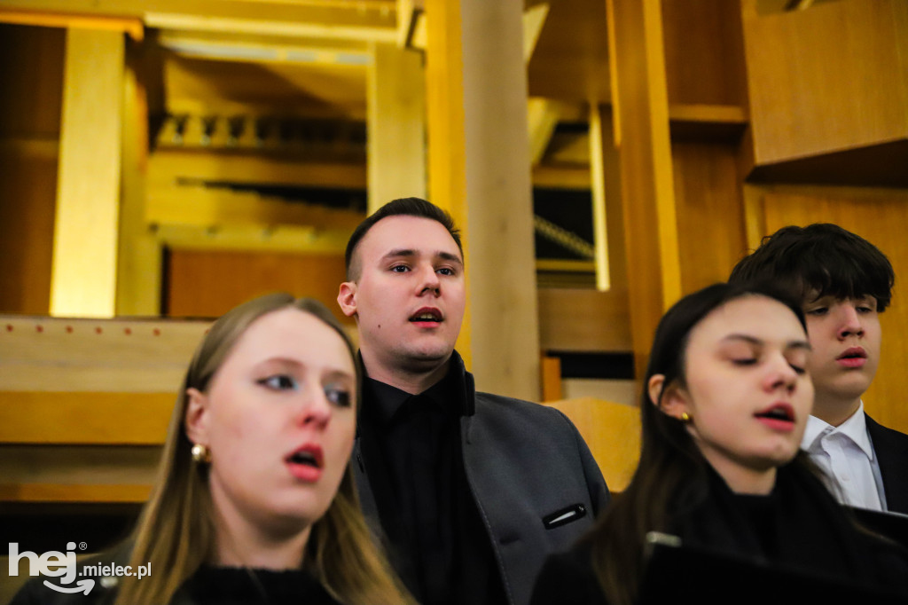 Wielki Piątek w parafii Ducha Świętego w Mielcu