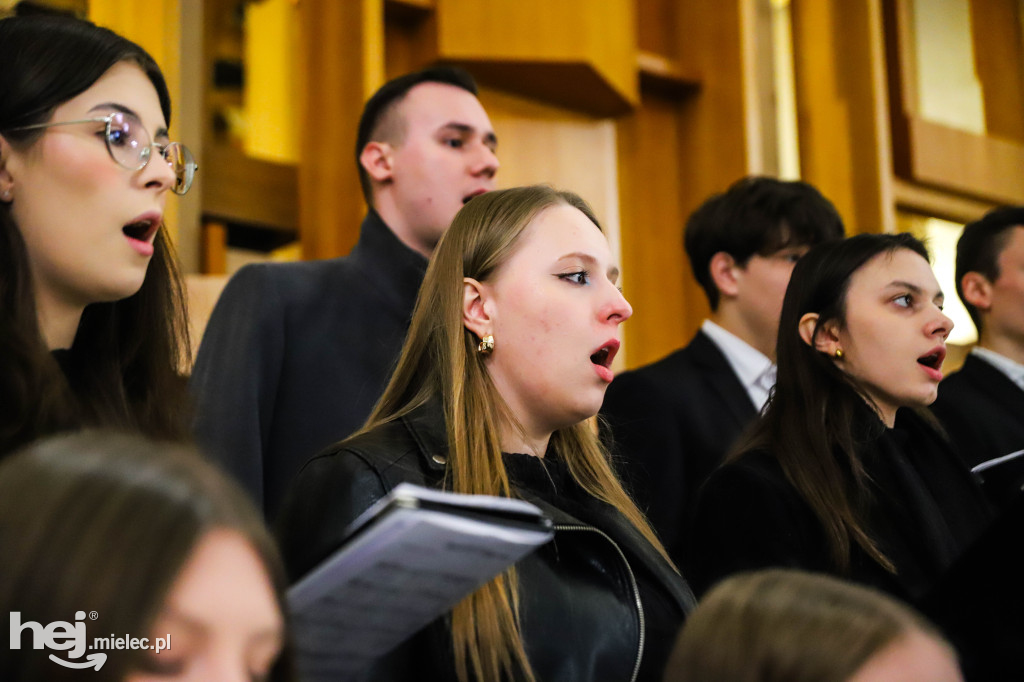 Wielki Piątek w parafii Ducha Świętego w Mielcu