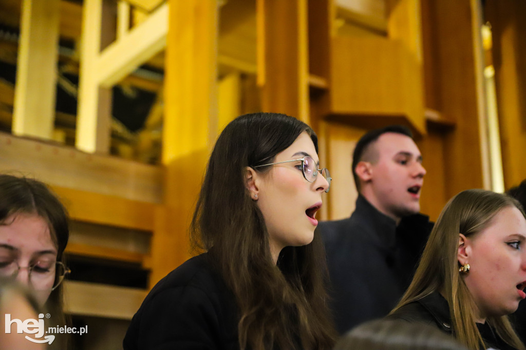 Wielki Piątek w parafii Ducha Świętego w Mielcu