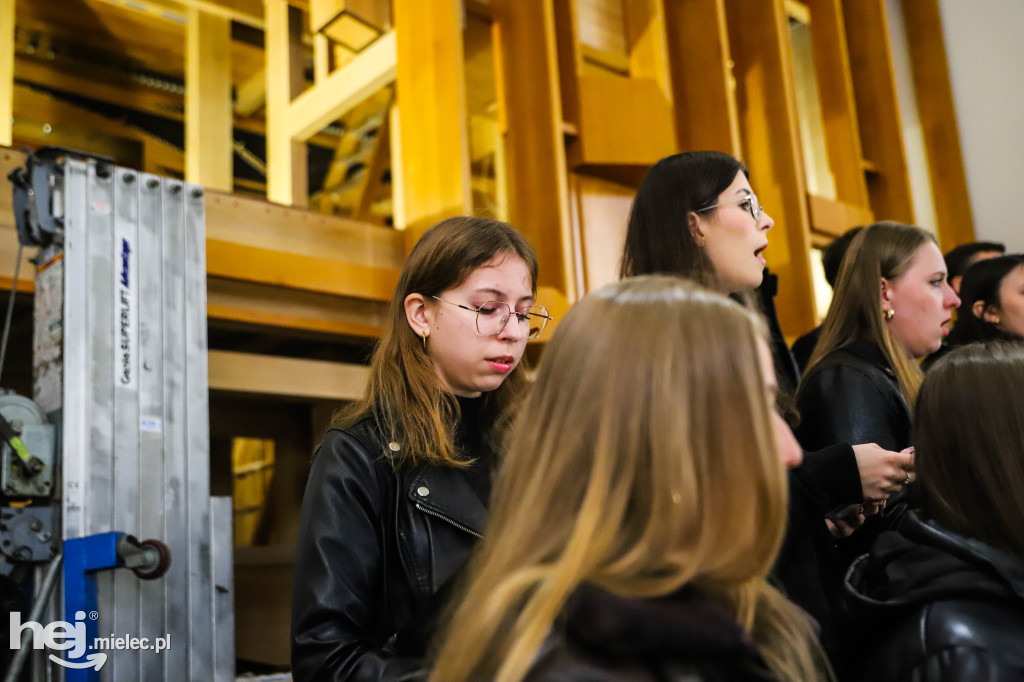 Wielki Piątek w parafii Ducha Świętego w Mielcu