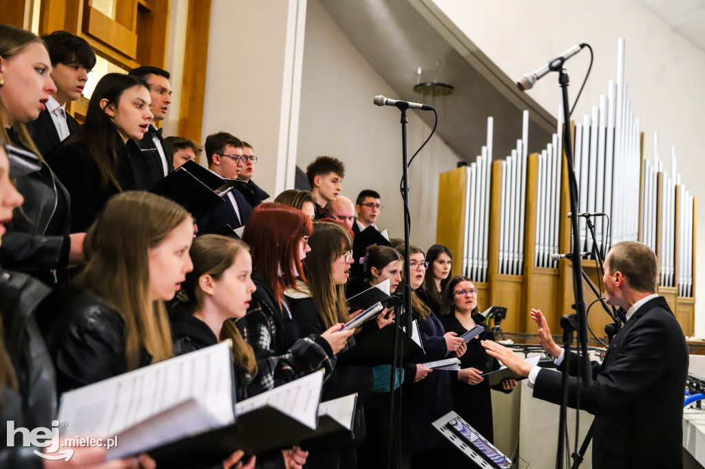 Wielki Piątek w parafii Ducha Świętego w Mielcu