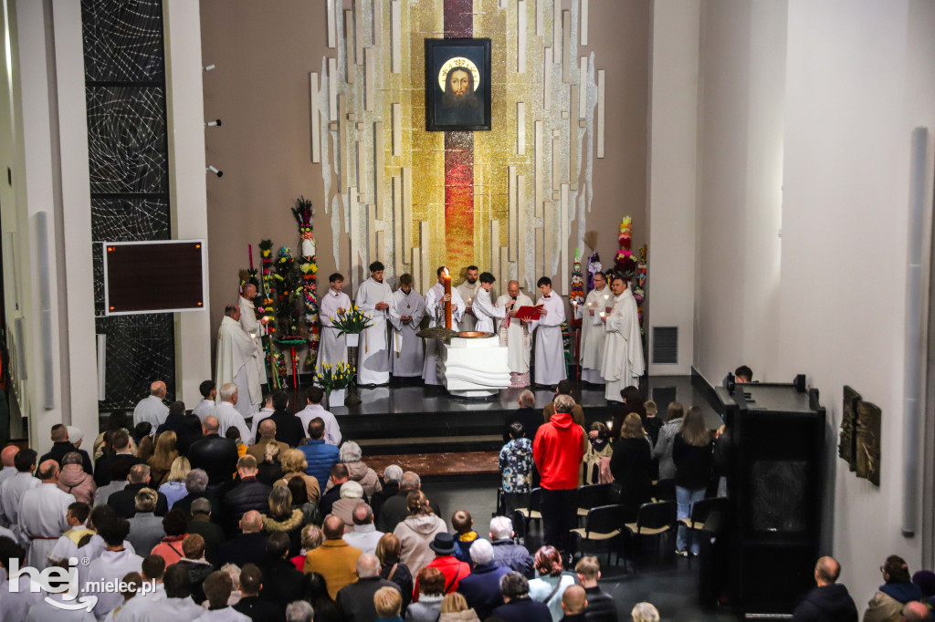Wigilia Paschalna w parafii Ducha Świętego w Mielcu