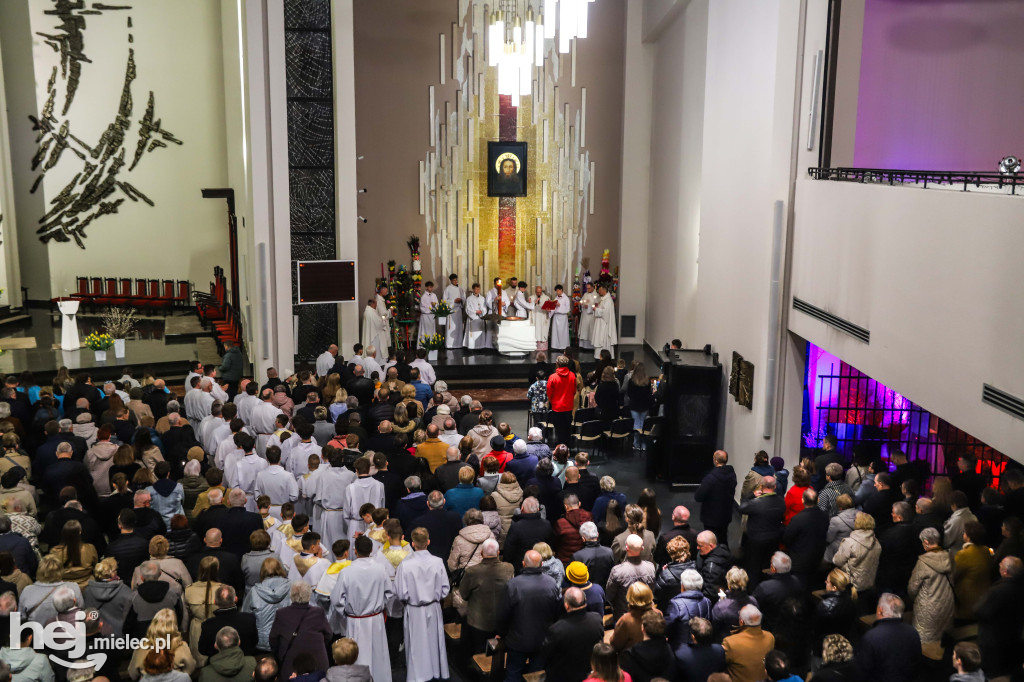 Wigilia Paschalna w parafii Ducha Świętego w Mielcu