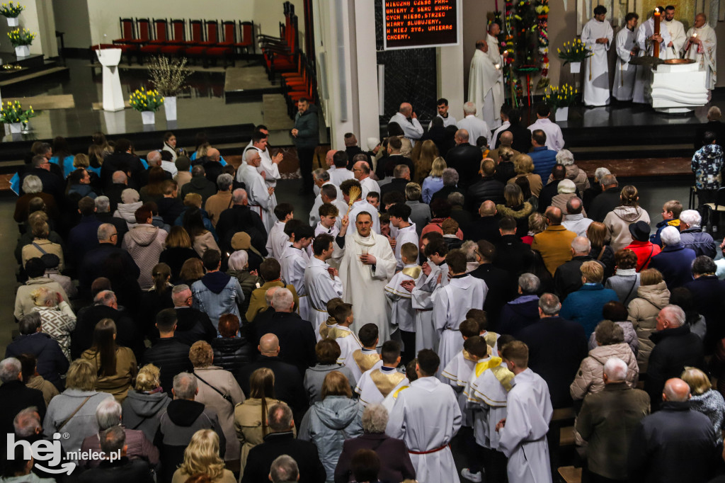 Wigilia Paschalna w parafii Ducha Świętego w Mielcu