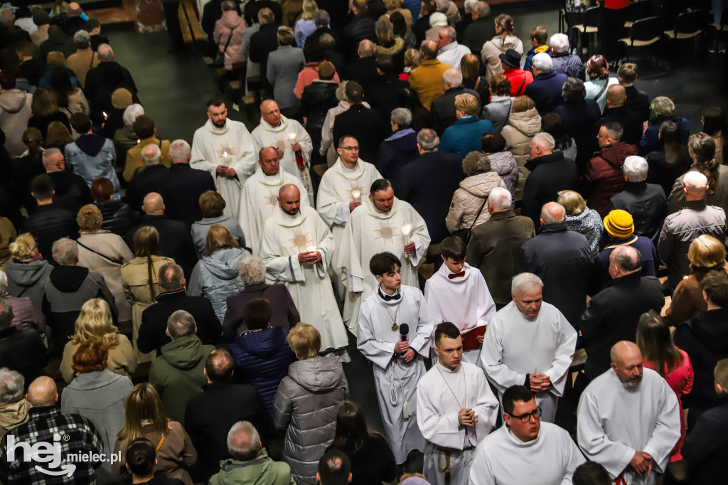 Wigilia Paschalna w parafii Ducha Świętego w Mielcu