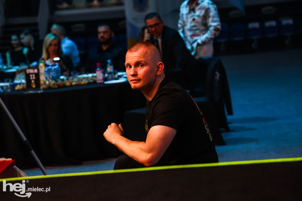 Jakub Pałka wygrał przed mielecką publicznością podczas Suzuki Boxing Night 41