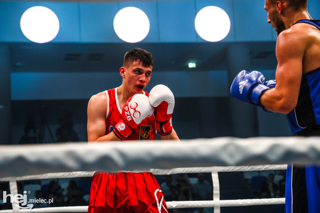 Jakub Pałka wygrał przed mielecką publicznością podczas Suzuki Boxing Night 41