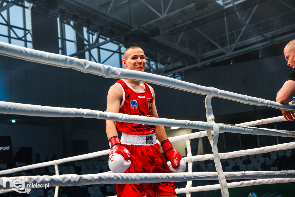 Jakub Pałka wygrał przed mielecką publicznością podczas Suzuki Boxing Night 41