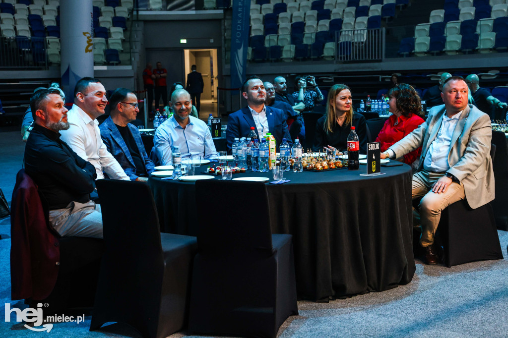 Jakub Pałka wygrał przed mielecką publicznością podczas Suzuki Boxing Night 41