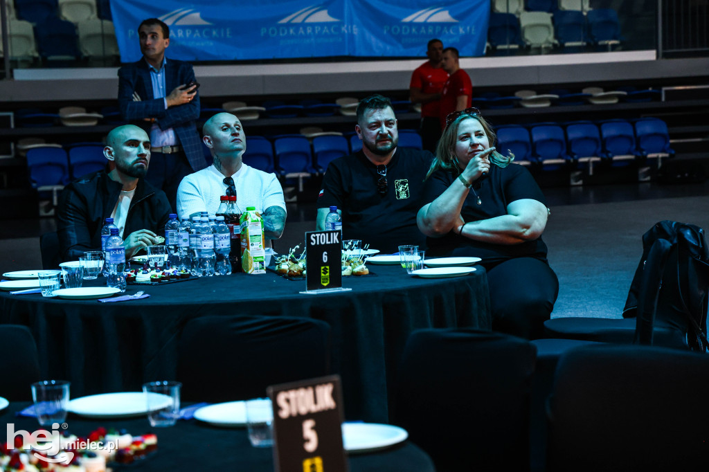 Jakub Pałka wygrał przed mielecką publicznością podczas Suzuki Boxing Night 41