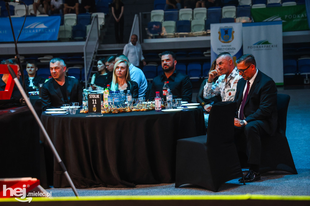 Jakub Pałka wygrał przed mielecką publicznością podczas Suzuki Boxing Night 41