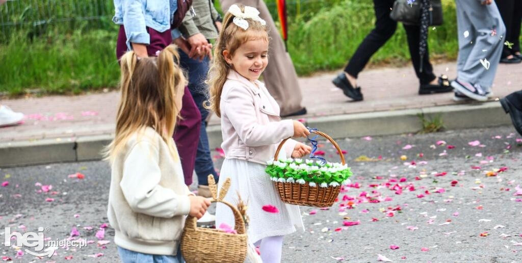 Procesja Bożego Ciała w parafii Ducha Świętego w Mielcu