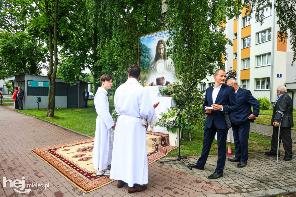 Procesja Bożego Ciała w parafii Ducha Świętego w Mielcu