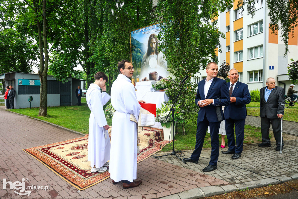 Procesja Bożego Ciała w parafii Ducha Świętego w Mielcu