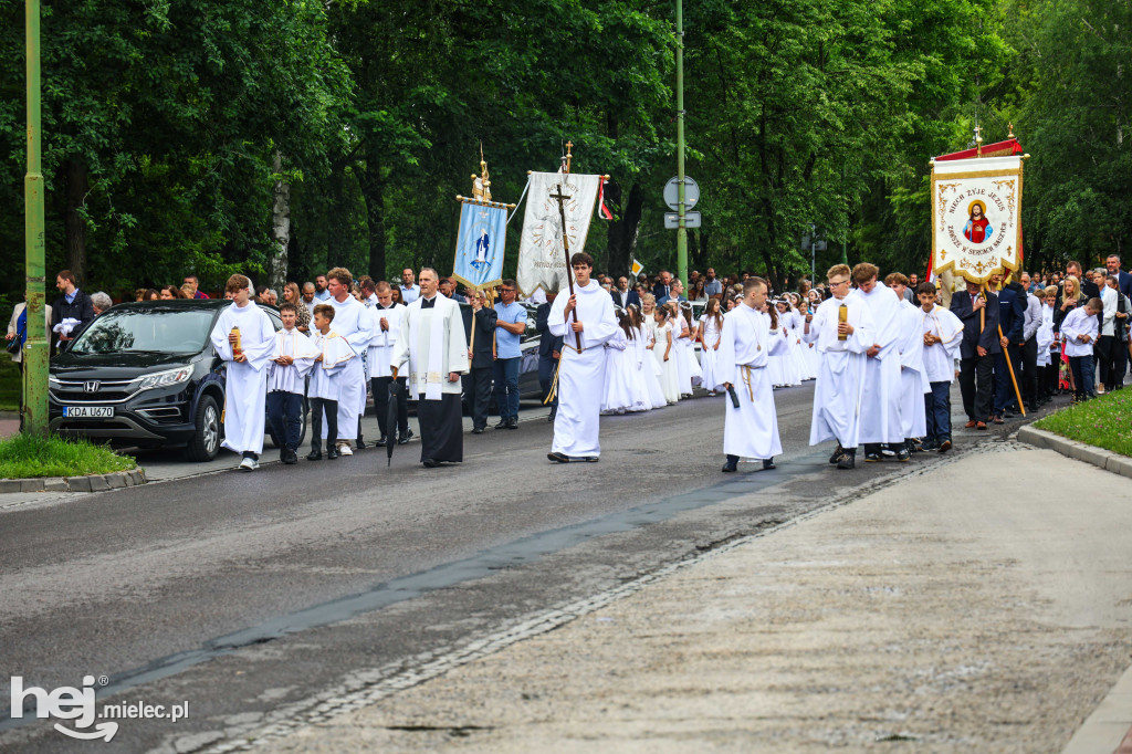 Procesja Bożego Ciała w parafii Ducha Świętego w Mielcu