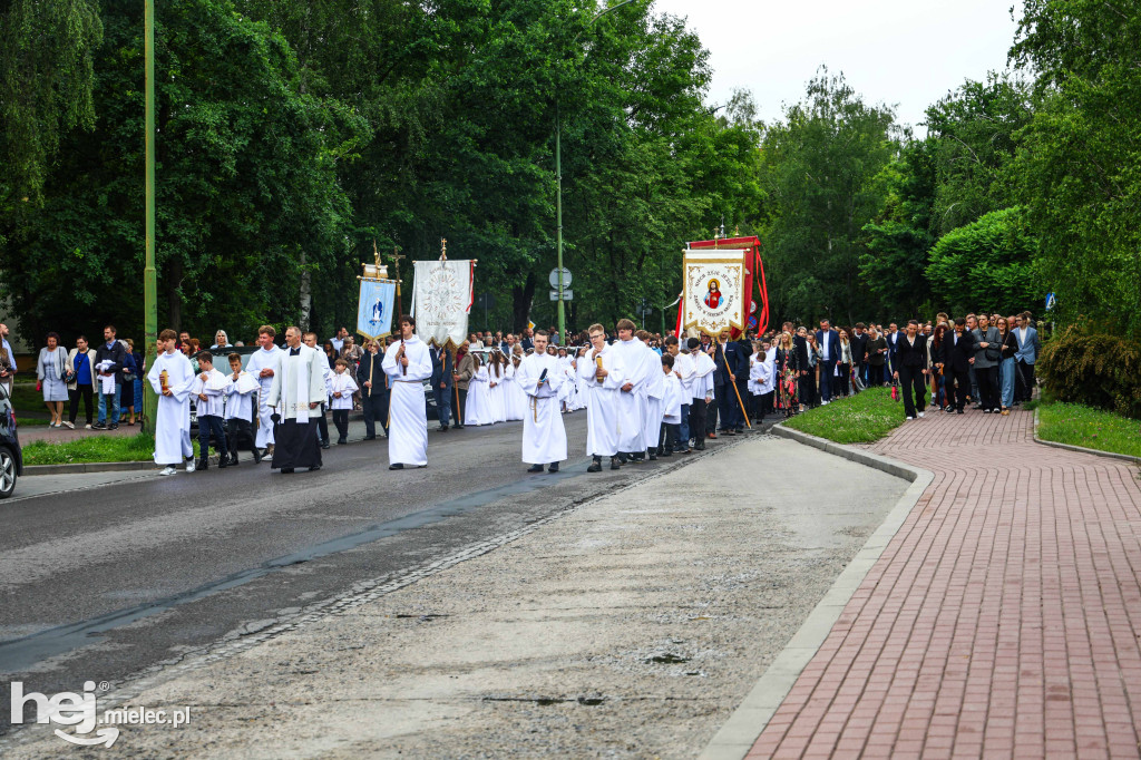 Procesja Bożego Ciała w parafii Ducha Świętego w Mielcu