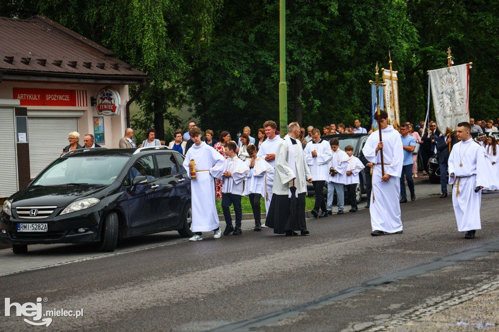 Procesja Bożego Ciała w parafii Ducha Świętego w Mielcu