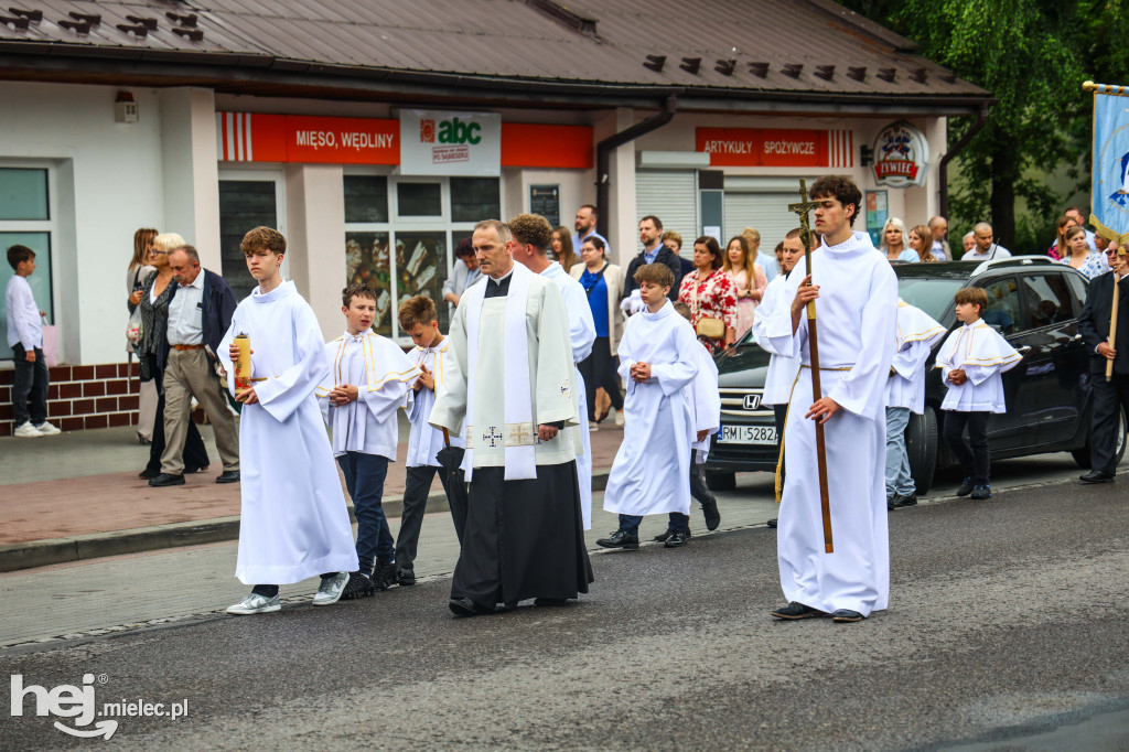 Procesja Bożego Ciała w parafii Ducha Świętego w Mielcu