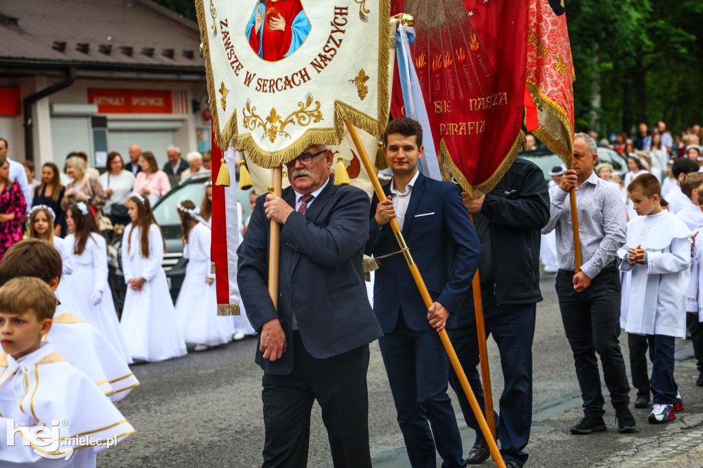Procesja Bożego Ciała w parafii Ducha Świętego w Mielcu