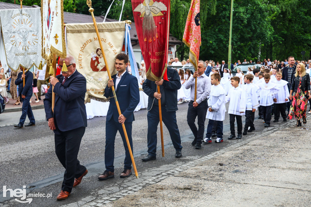 Procesja Bożego Ciała w parafii Ducha Świętego w Mielcu