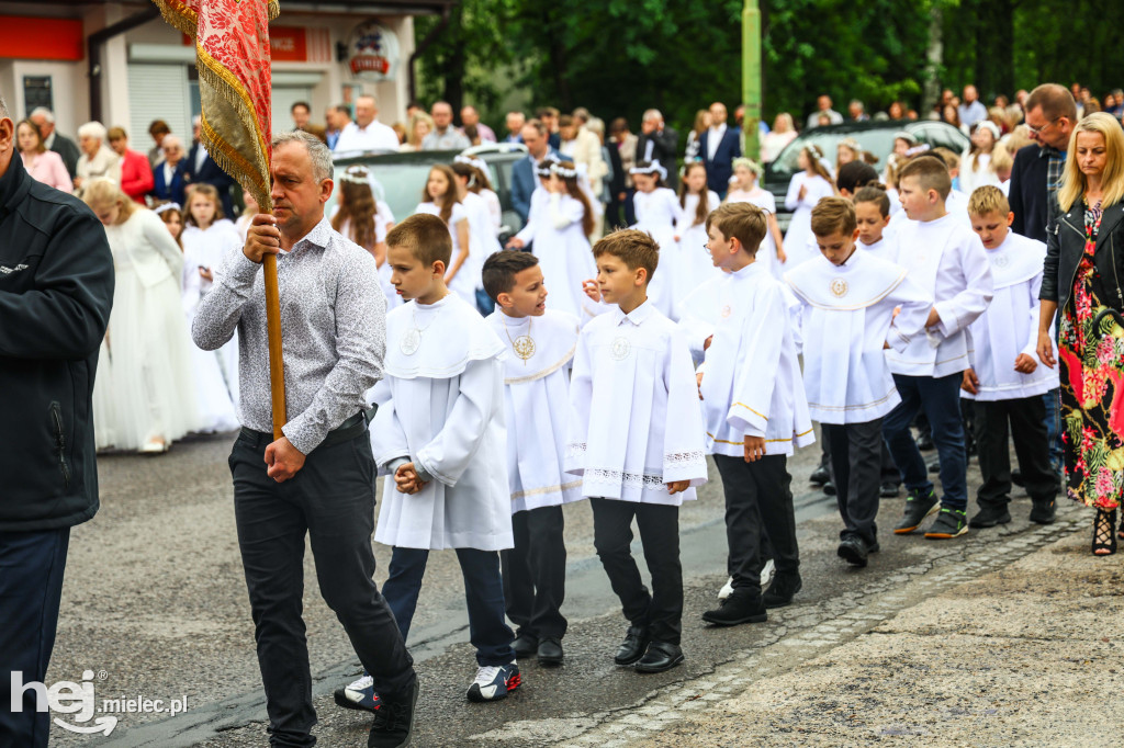 Procesja Bożego Ciała w parafii Ducha Świętego w Mielcu