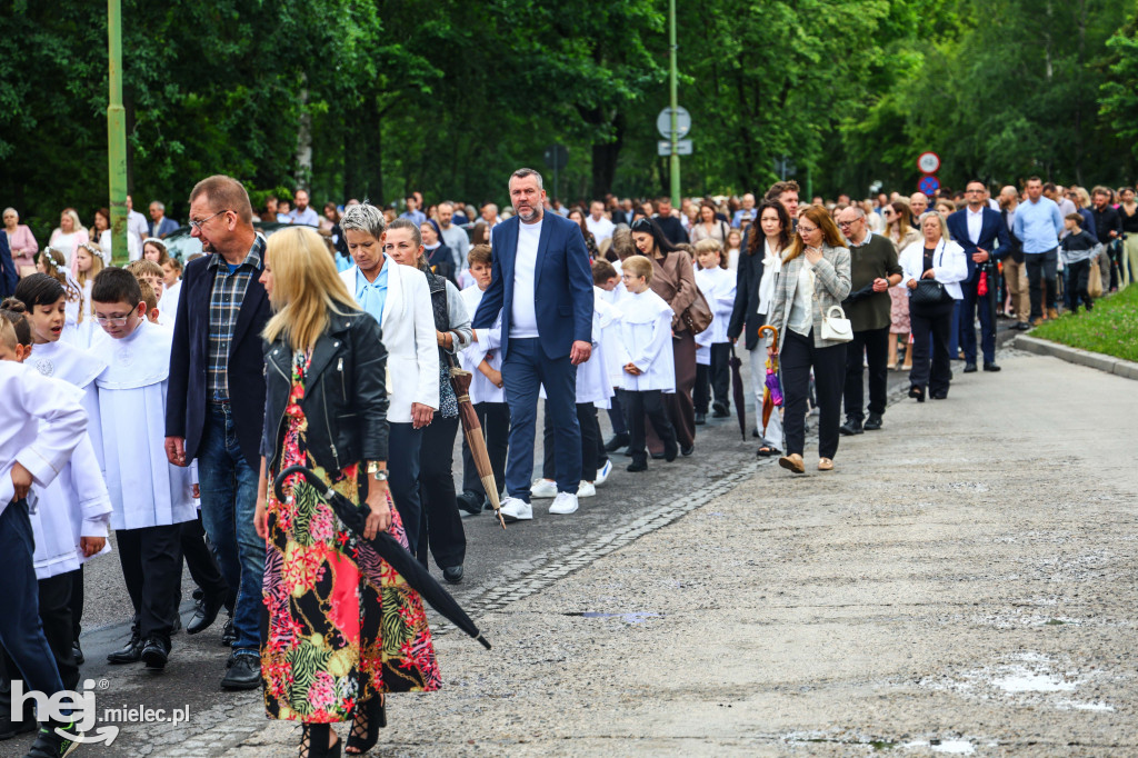 Procesja Bożego Ciała w parafii Ducha Świętego w Mielcu